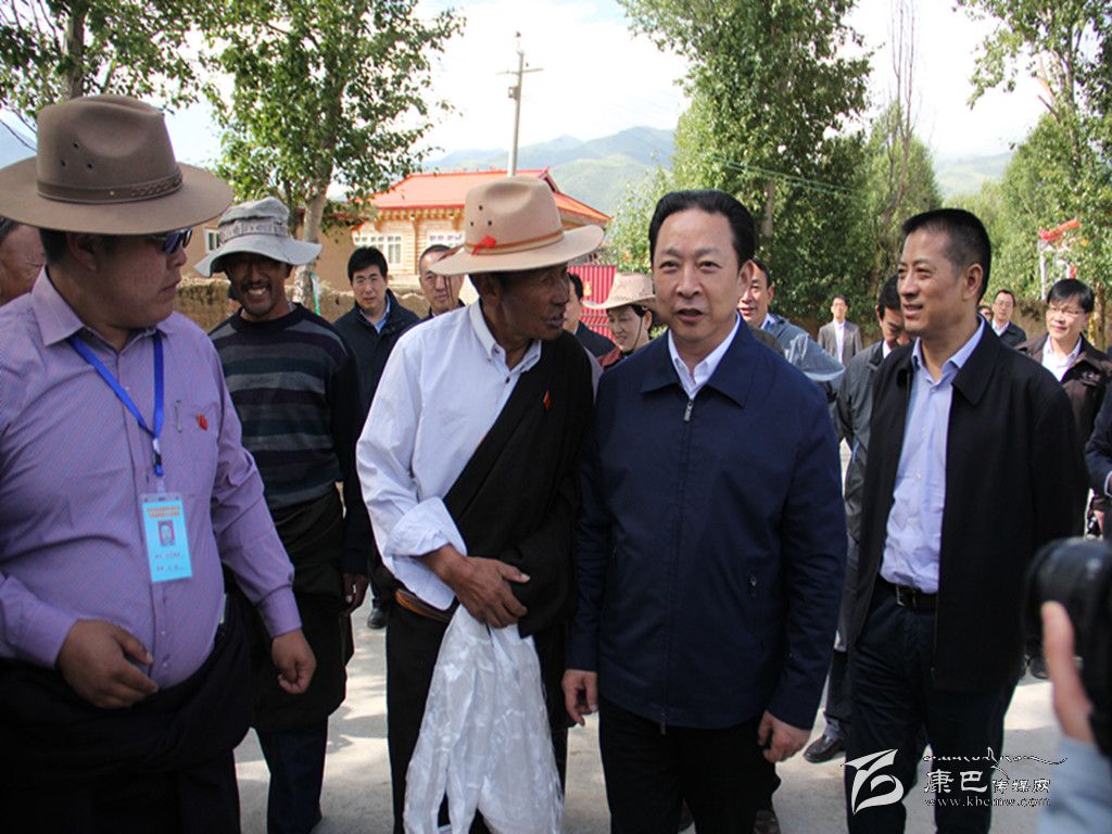 黃新初在甘孜縣調(diào)研指導(dǎo)扶貧開(kāi)發(fā)工作、慰問(wèn)對(duì)口支援我州的干部人才代表掠影