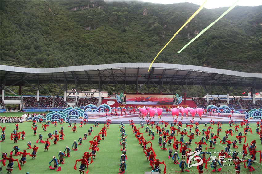 魅力康巴精彩無限——第九屆康藝術節(jié)開幕式文藝演出掠影