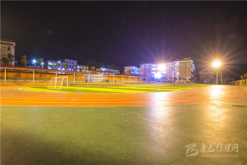 九龍灣壩寄宿制學(xué)?！白兡樣洝? onload=