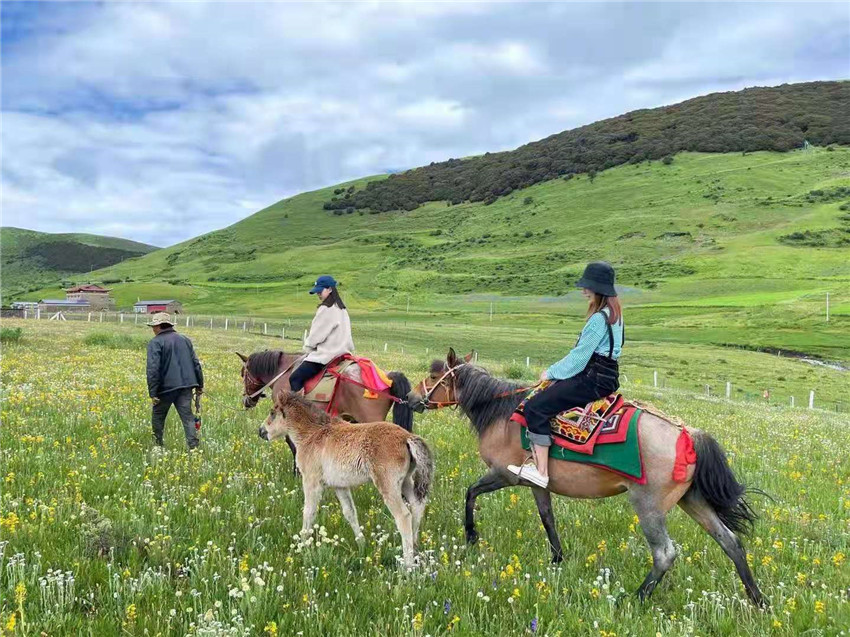 游客在祝?；êｓw驗騎馬  任剛.jpg