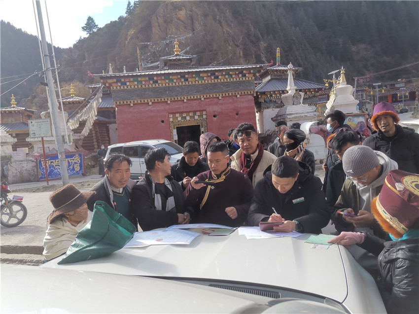別樣的汽車銀行很接地氣，農(nóng)行德格縣支行開展農(nóng)戶信息建檔，現(xiàn)場為百姓開展金融服務(wù)。.jpg