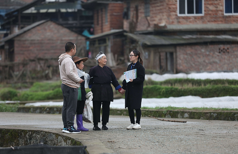 2022年3月24日，在廣西柳州市三江侗族自治縣良口鄉(xiāng)南寨村，紀(jì)檢監(jiān)察干部（右一、左一）在了解惠農(nóng)政策落實(shí)情況。