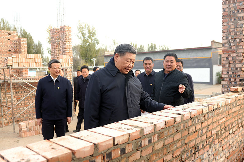 2023年11月10日，習(xí)近平總書記在河北保定涿州市刁窩鎮(zhèn)萬全莊村房屋重建施工現(xiàn)場(chǎng)考察。