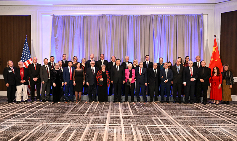 這是美國友好團(tuán)體聯(lián)合歡迎宴會開始前，習(xí)近平主席會見飛虎隊和史迪威將軍后人、鼓嶺、艾奧瓦州、華盛頓州等方面友好人士代表，同他們親切交談并合影留念。