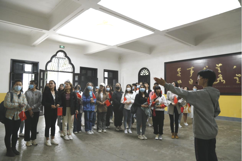 2021年5月20日，在喜迎中國共產(chǎn)黨建黨100周年之際，我校開展了少數(shù)民族學(xué)生“學(xué)黨史、感恩黨、跟黨走”紅色研學(xué)活動。