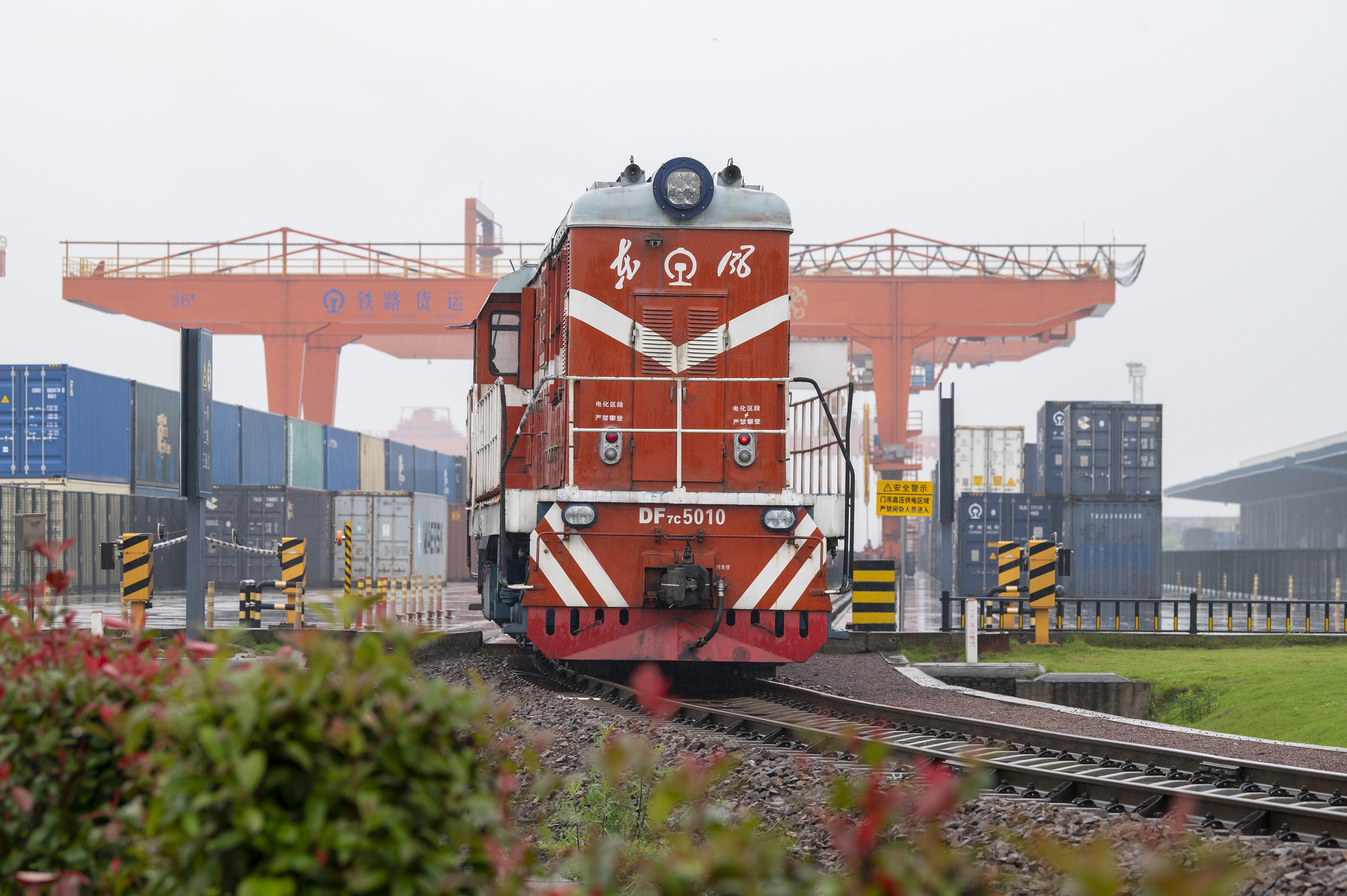 2024年5月5日，“五一”假期最后一天。在浙江省金華市金東區(qū)鐵路金華南站，一列滿載110標(biāo)箱的中歐班列緩緩啟程駛往匈牙利。