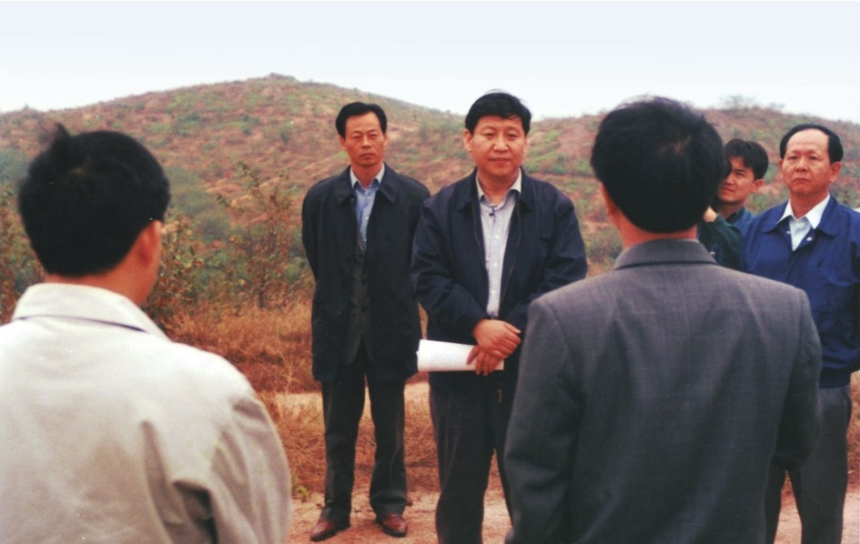 1999年11月，習(xí)近平在龍巖市長(zhǎng)汀縣河田水土流失治理區(qū)調(diào)研。圖源：《習(xí)近平在福建（下）》