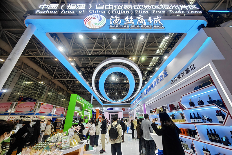 2024年3月18日，第四屆中國(guó)跨境電商交易會(huì)在福建福州開(kāi)幕。展會(huì)聚焦“鏈接跨境全流域 共建電商新生態(tài)”，集聚全國(guó)80余個(gè)外貿(mào)產(chǎn)業(yè)帶的上千家供應(yīng)鏈企業(yè)。