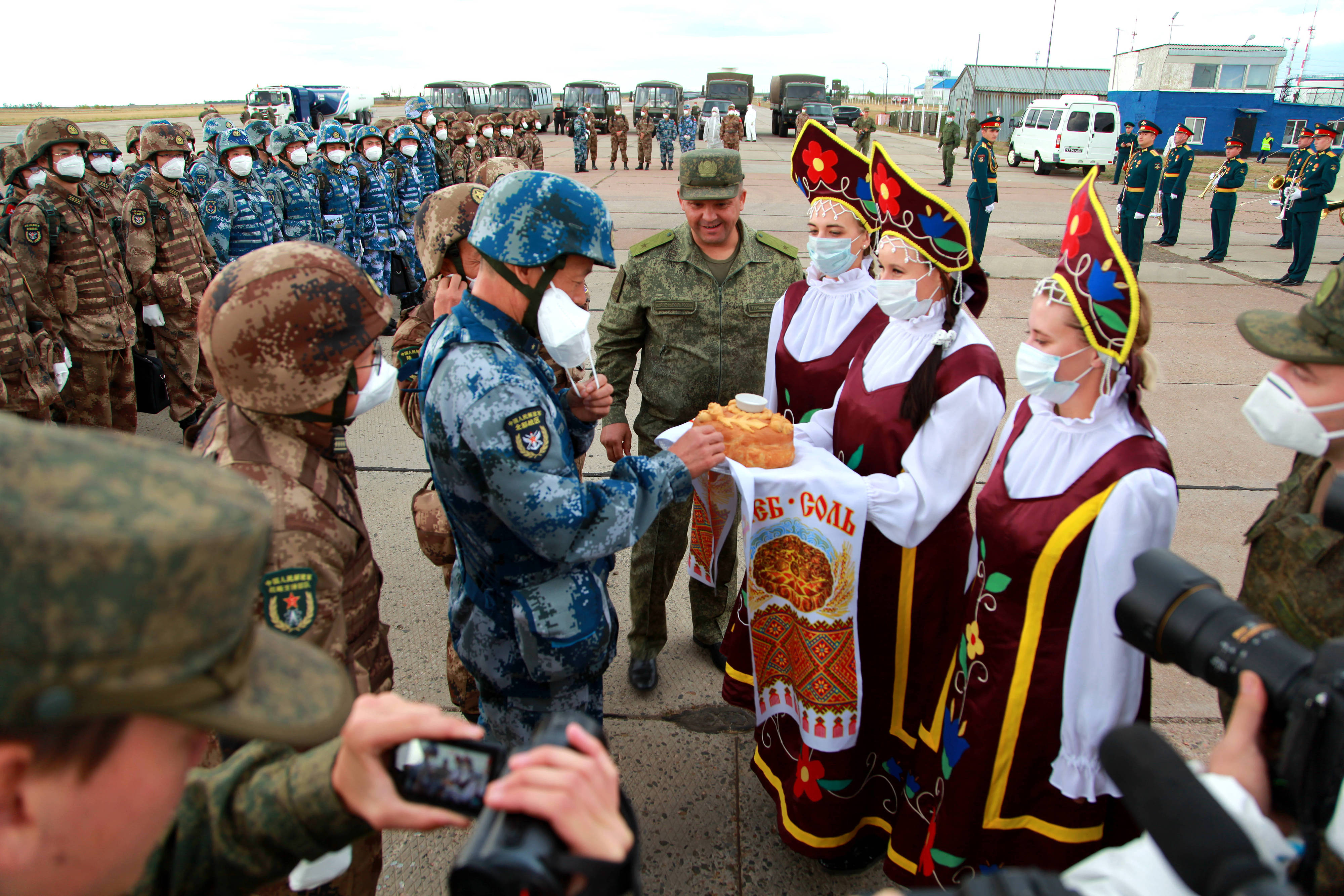 當(dāng)?shù)貢r(shí)間2021年9月10日，跨境參加“和平使命-2021”上海合作組織成員國(guó)聯(lián)合反恐軍演的中方部隊(duì)導(dǎo)演部抵達(dá)俄羅斯奧倫堡“東古茲”靶場(chǎng)演習(xí)地域。圖為俄方人員為中方人員舉行歡迎儀式。