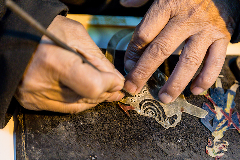 皮影非遺傳承人正在制作皮影。