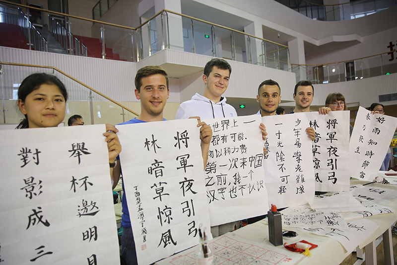 2017年6月5日，來自青島大學和中國石油大學（華東）的外國留學生在展示剛剛現(xiàn)場完成的書法作品。