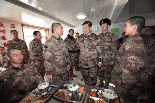 2014年1月26日中午，習近平來到連隊食堂，同戰(zhàn)士們一起用餐。新華社記者 李剛 攝