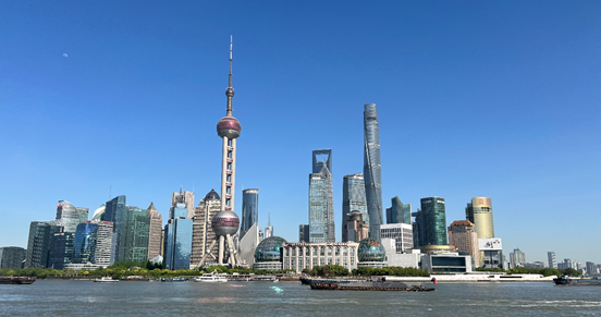 沿蘇州河遠(yuǎn)眺陸家嘴城市建筑群。人民網(wǎng) 馬作鵬 攝