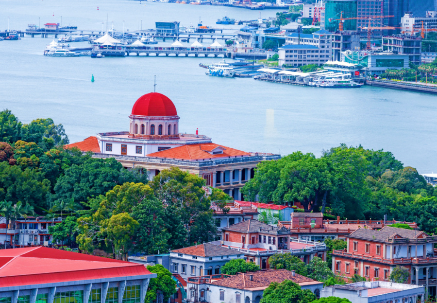 鼓浪嶼素有“萬(wàn)國(guó)建筑博物館”的美譽(yù)，八卦樓作為全國(guó)重點(diǎn)文物保護(hù)單位，是鼓浪嶼世界文化遺產(chǎn)核心要素之一。楊勁堅(jiān) 攝