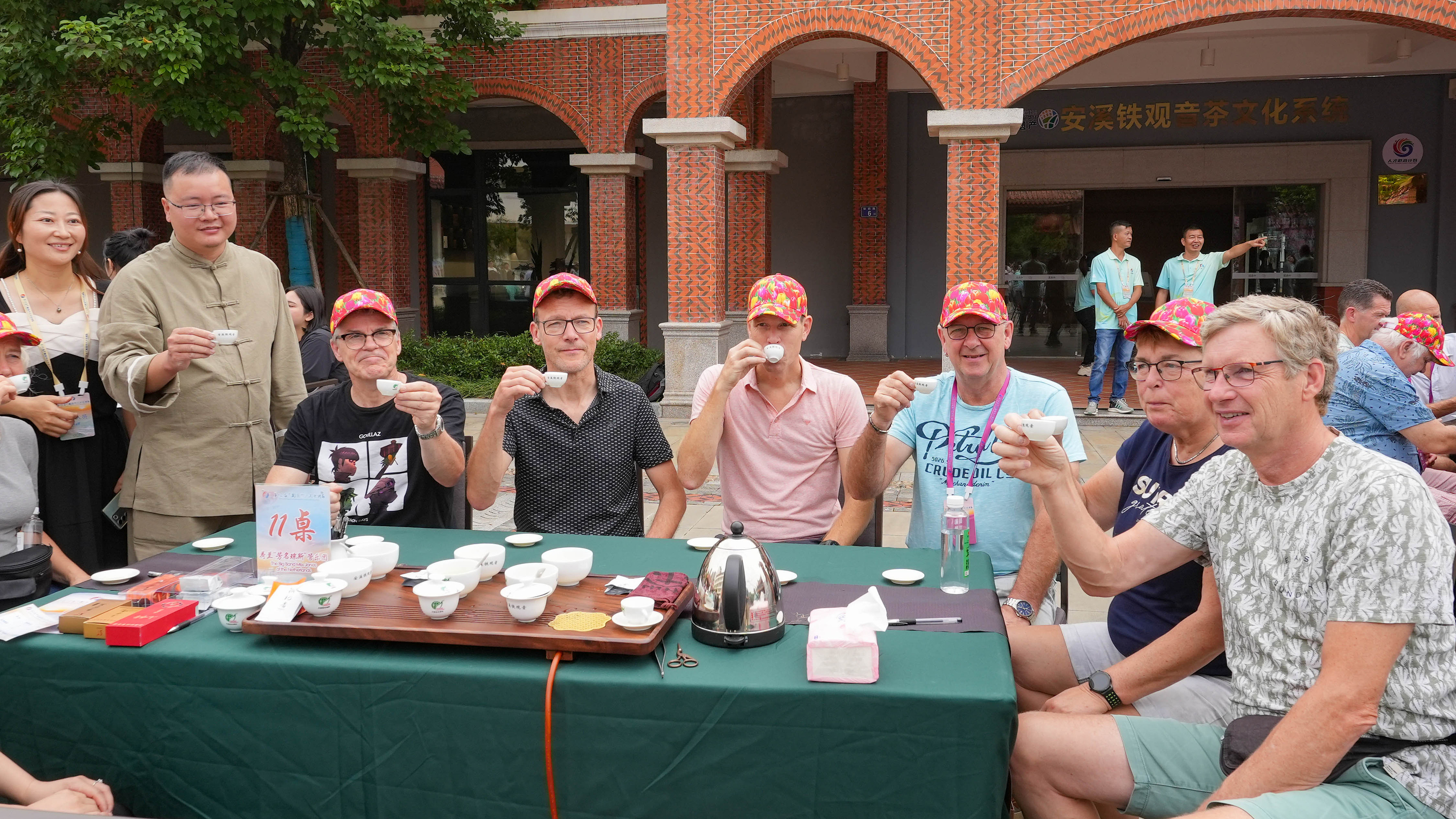 △2023年10月4日，福建泉州，外國人品中國茶。